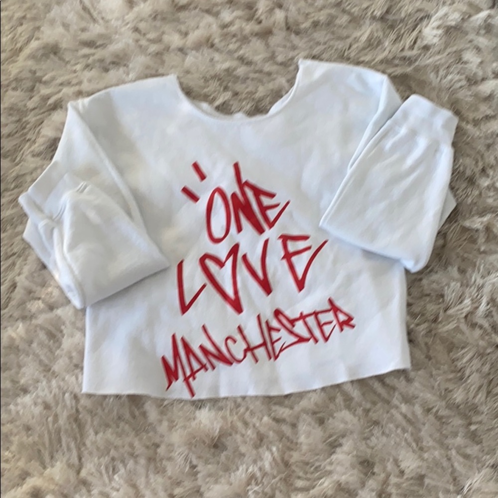 One love small sweat shirt